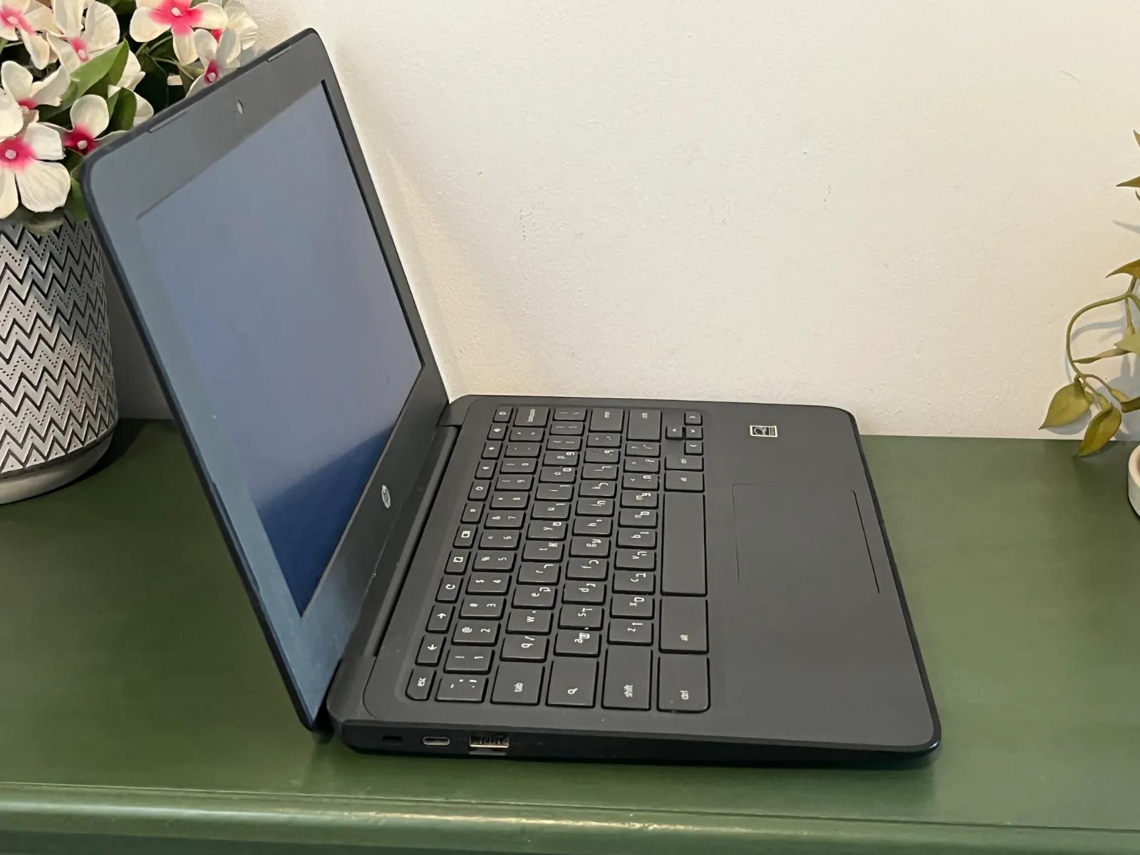 מחשב נייד HP Chromebook 11 אינץ' קומפקטי בצבע שחור