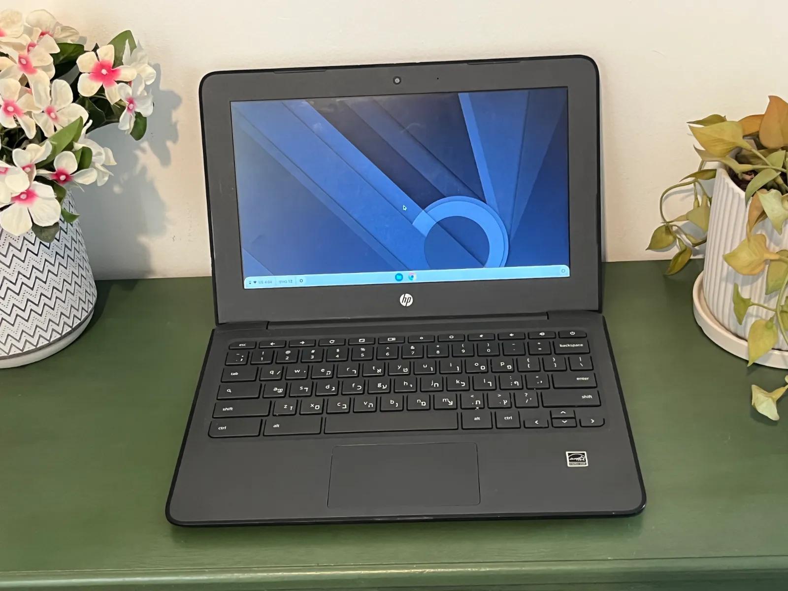 מחשב נייד HP Chromebook 11 אינץ' קומפקטי בצבע שחור