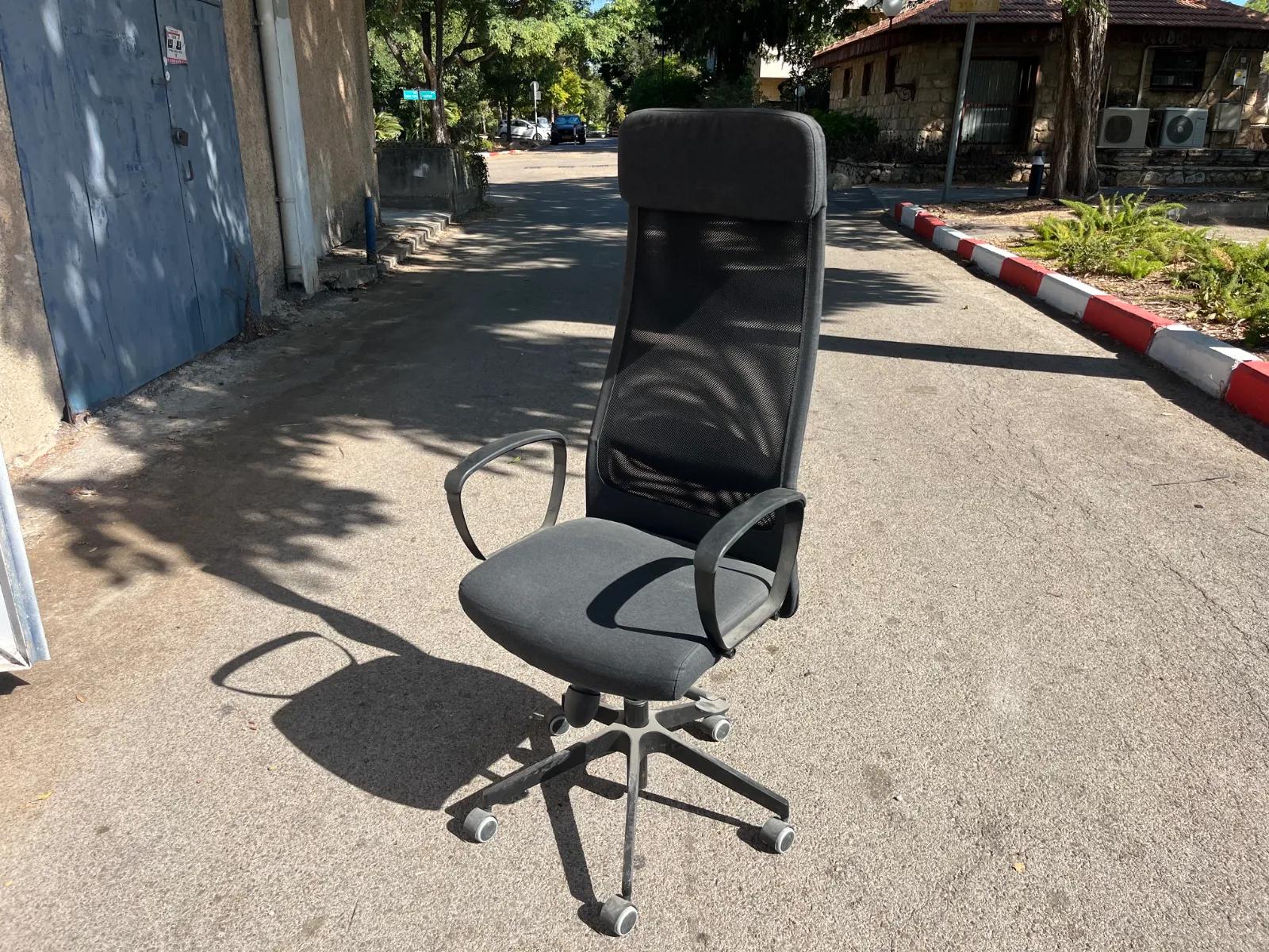 כיסא משרדי דגם MARKUS ארגונומי גבוה עם משענת ראש ורשת נושמת