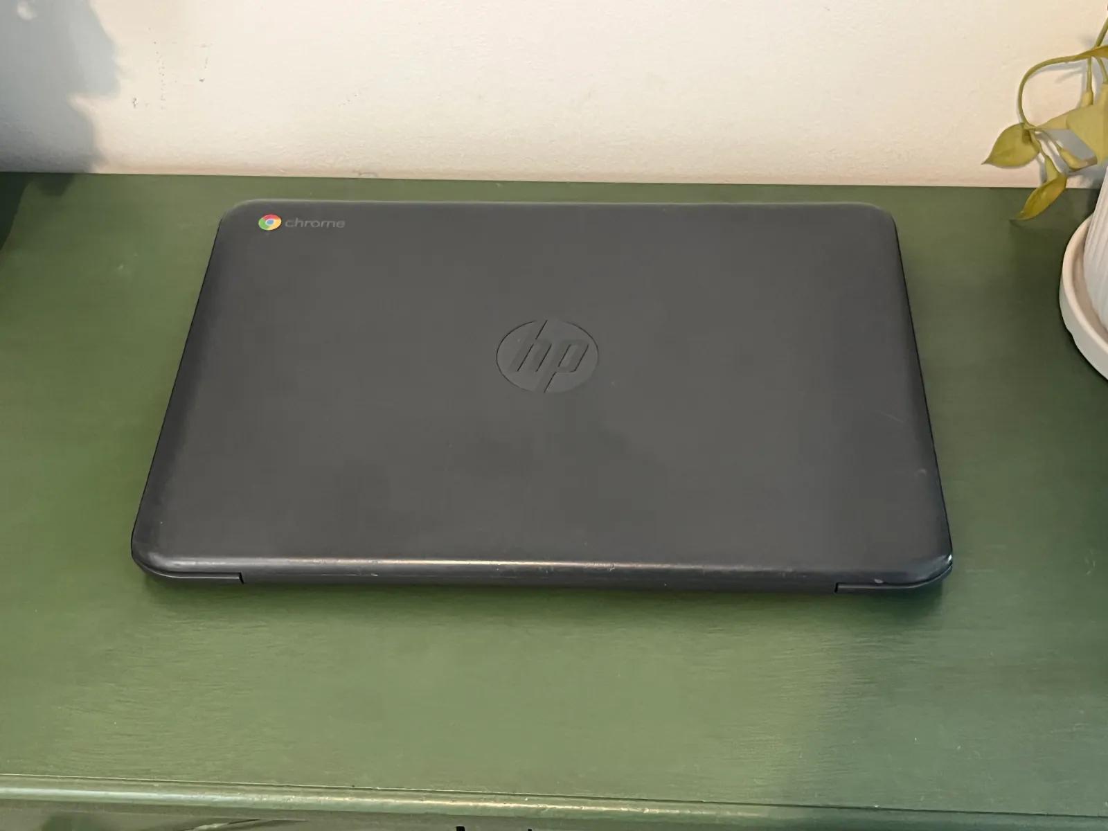 מחשב נייד HP Chromebook 11 אינץ' קומפקטי בצבע שחור