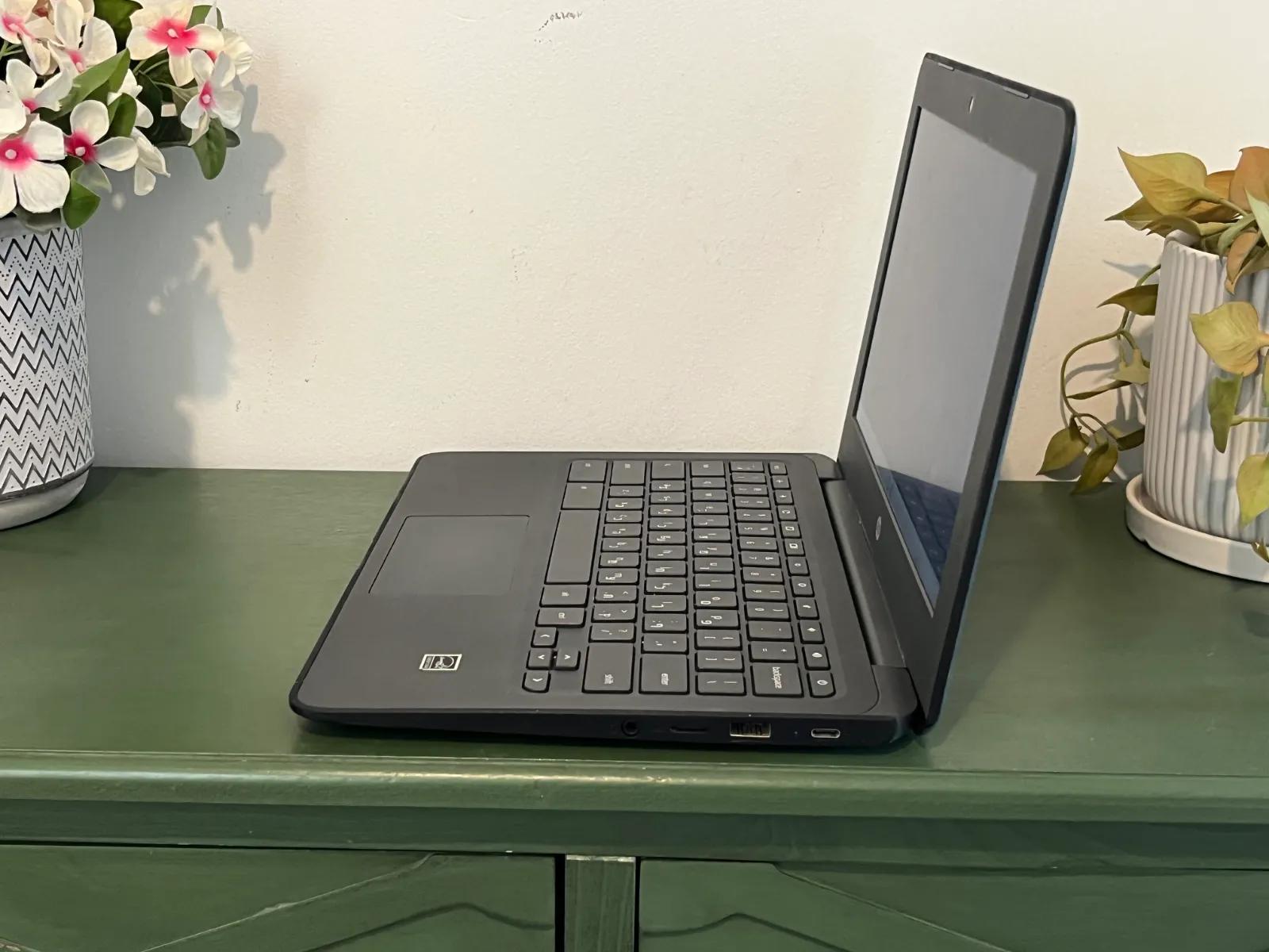 מחשב נייד HP Chromebook 11 אינץ' קומפקטי בצבע שחור