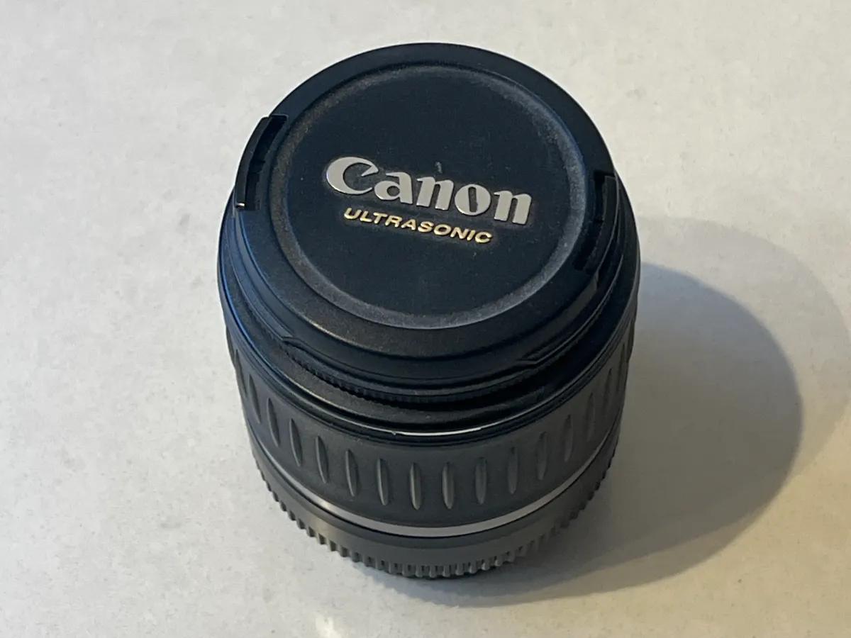 עדשת Canon EF-S 18-55mm Ultrasonic עם מכסים