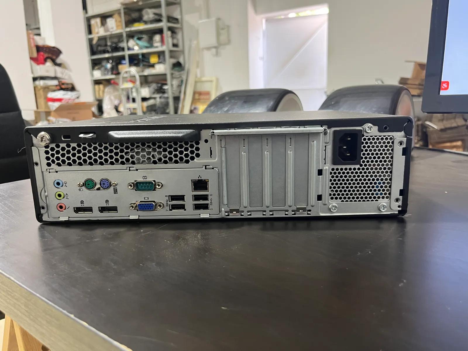 מחשב נייח Lenovo ThinkCentre SFF עם כונן DVD