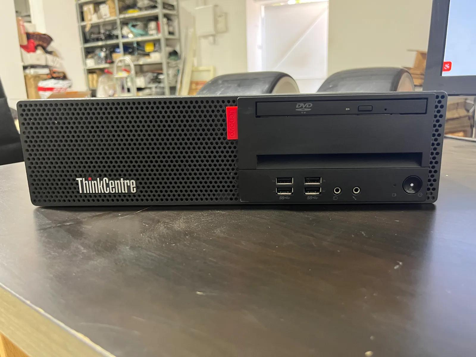 מחשב נייח Lenovo ThinkCentre SFF עם כונן DVD