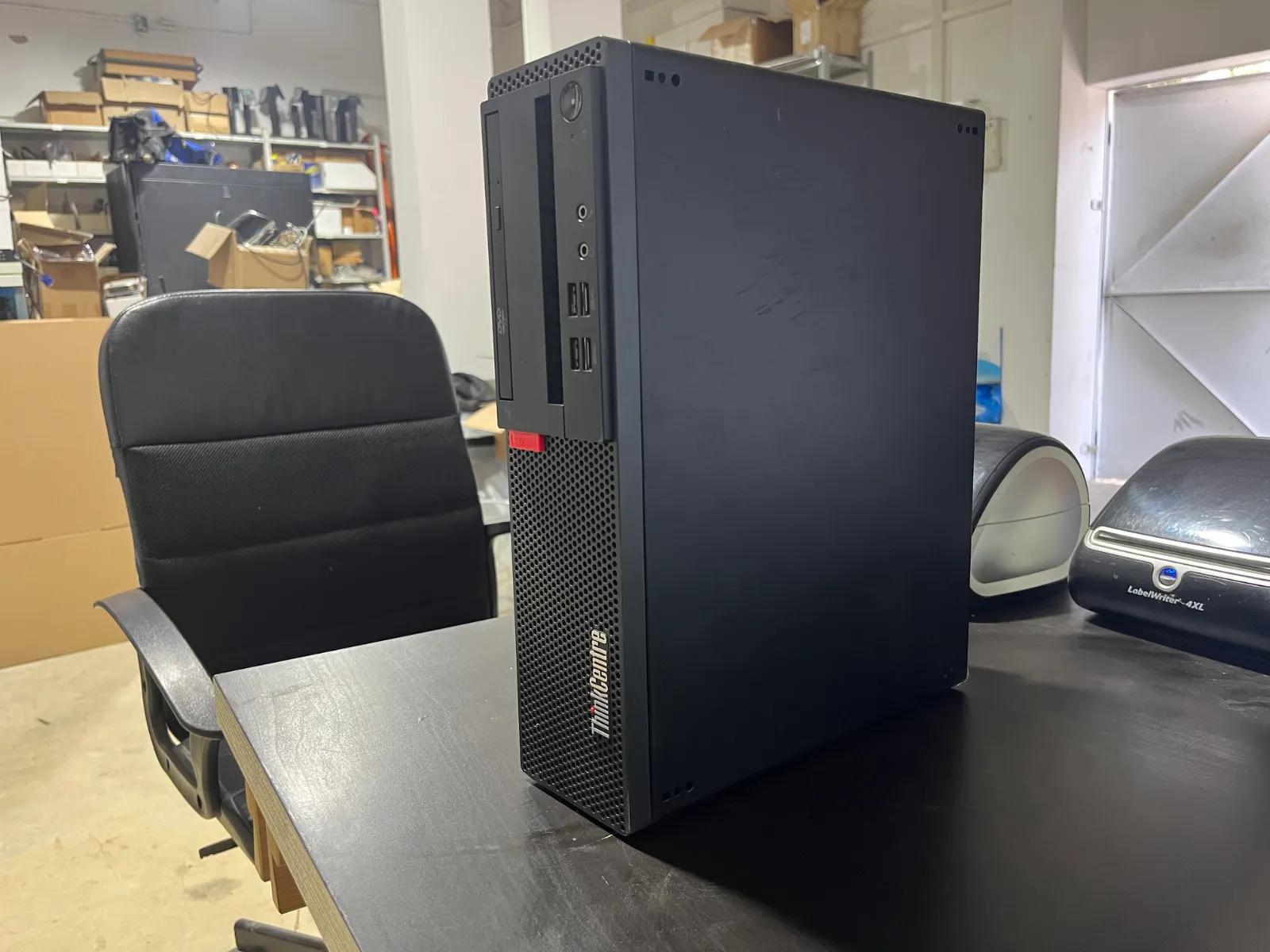 מחשב נייח Lenovo ThinkCentre SFF עם כונן DVD